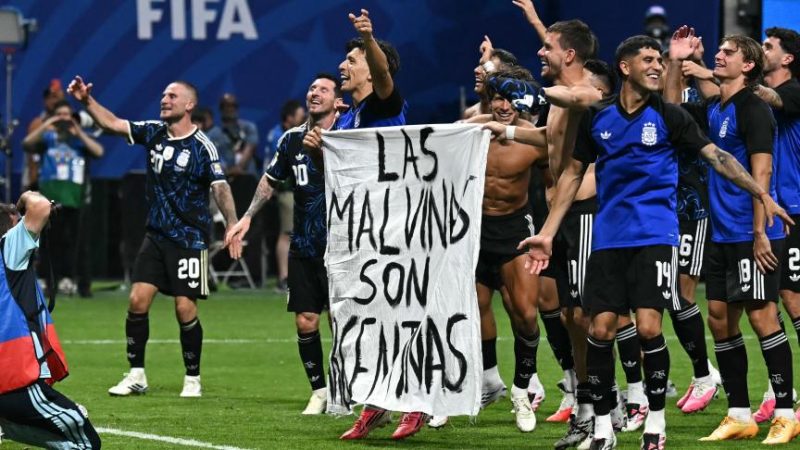 Mondial 2026: pourquoi la banderole des joueurs argentins sur les Malouines fait polémique