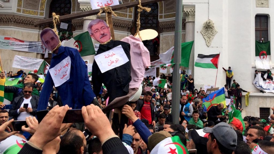 Algérie: pour les manifestants, la démission de Bouteflika ne suffit pas