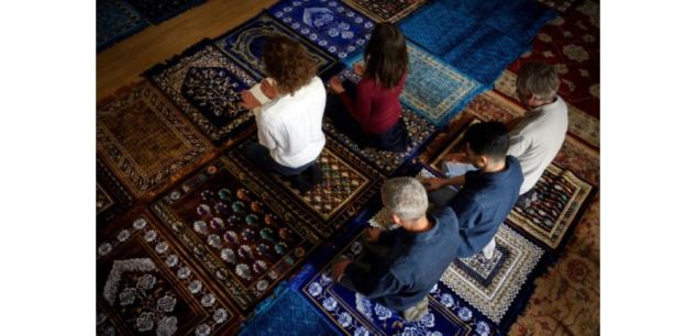 Deux femmes imames dirigent une prière mixte à Paris, une cérémonie inédite en France