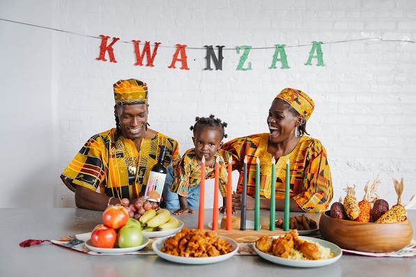 Le cœur de Kwanzaa repose sur les Nguzo Saba, ou sept principes fondamentaux, chacun célébré un jour spécifique