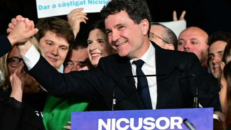 Militant anticorruption, prodige des maths… Qui est Nicusor Dan, le nouveau président roumain ?