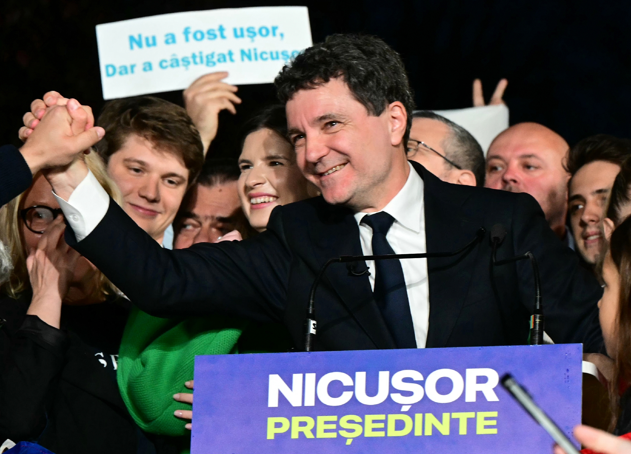 Militant anticorruption, prodige des maths… Qui est Nicusor Dan, le nouveau président roumain ?