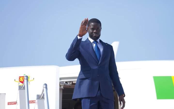 Retour des États-Unis : le Président est accueilli par le gouverneur militaire du Palais