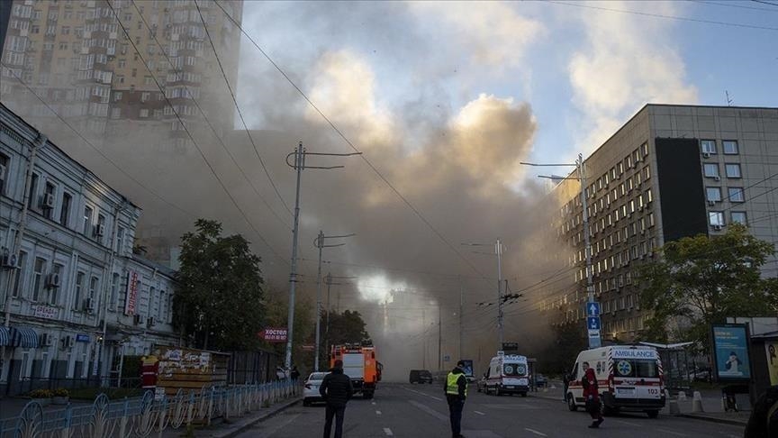 Ukraine: une vague massive d’attaques russes fait plusieurs victimes et touche le siège du gouvernement à Kiev