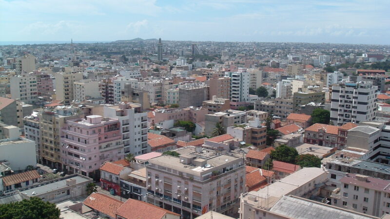 Dakar – Dans une atmosphère politique souvent dominée par les extrêmes et les réactions pavloviennes