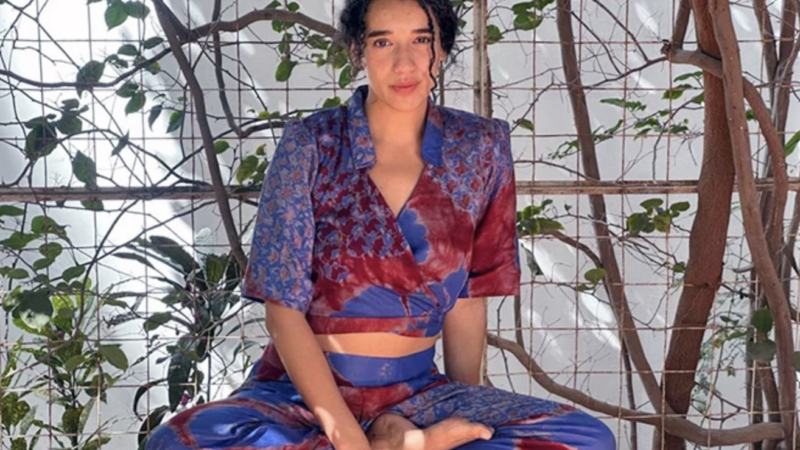 A Saint-Louis, la conteuse Lætitia Troussel-Luber explore les liens entre la parole, le fil et la mémoire