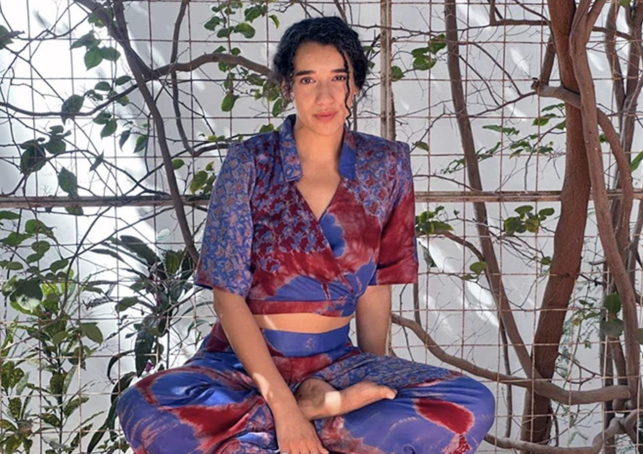 A Saint-Louis, la conteuse Lætitia Troussel-Luber explore les liens entre la parole, le fil et la mémoire