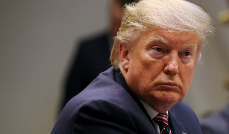 Iran: Donald Trump dit espérer ne pas avoir à frapper Téhéran, qui promet de riposter