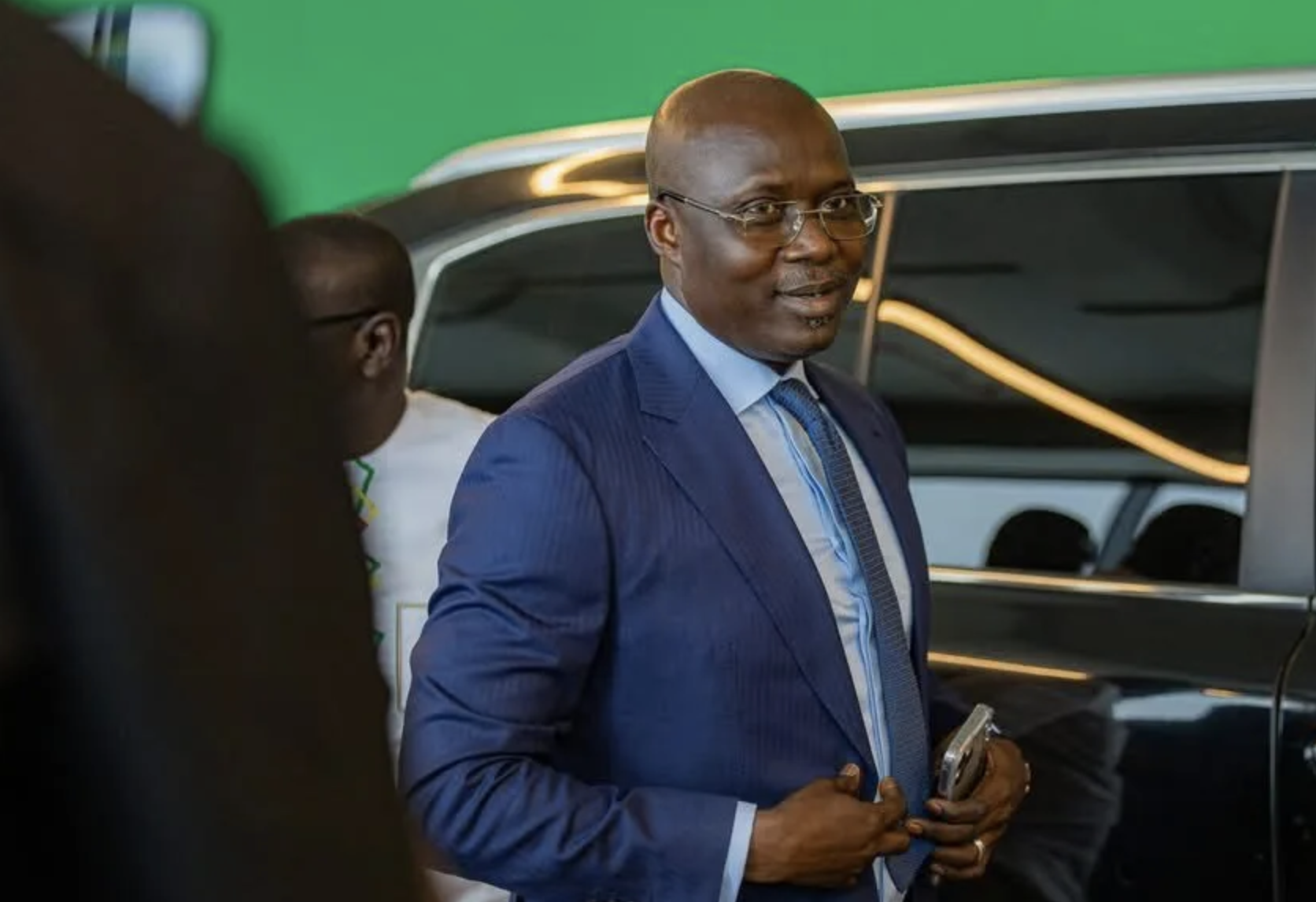 Abdoulaye Fall Président de la FSF porté en triomphe dans le stade municipal de Bambey