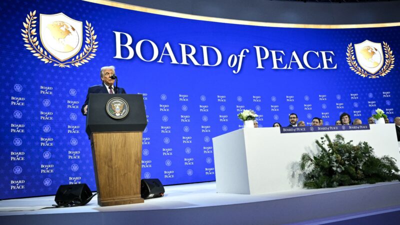 Forum de Davos: Donald Trump signe la charte fondatrice de son «Conseil de la paix»