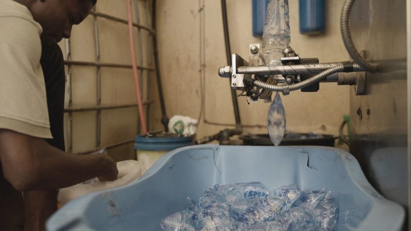 Entre business à 50 francs, risques de contamination et loi plastique ignorée : La vérité sur l&rsquo;enfer des eaux en sachet