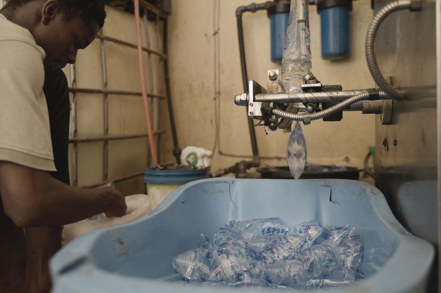 Entre business à 50 francs, risques de contamination et loi plastique ignorée : La vérité sur l&rsquo;enfer des eaux en sachet