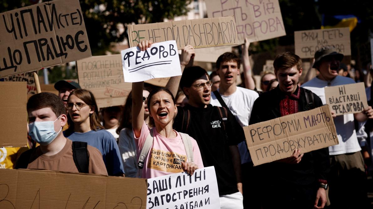 Ukraine: des milliers de manifestants expriment leur colère après la démission du populaire ministre de la Défense